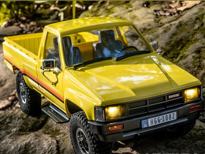 FMS Toyota Hilux Pickup 1/18 Scale 4WD Crawler - RTR RC Truck